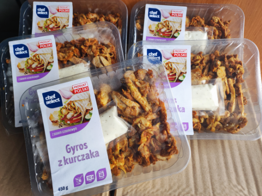 Na zdjęciu przedstawione jest 5 opakowań mięsa gyros z kurczaka wraz z sosem czosnkowym o wadze 450 g.